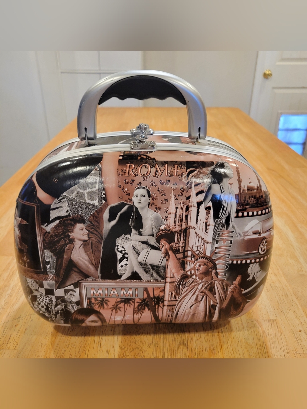 💄NWOT~ TOILETRIES HARD SHELL VINTAGE STYLE TRAVEL CASE